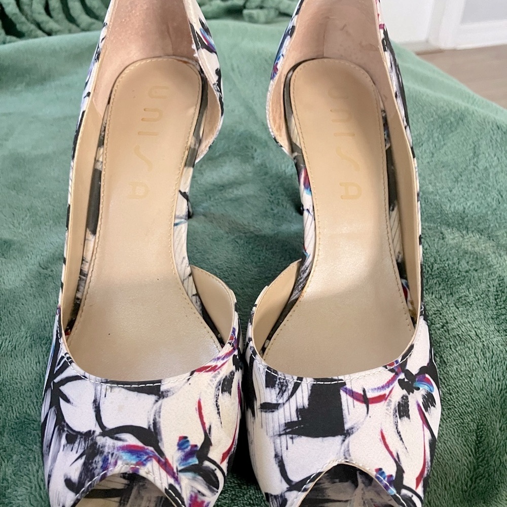 Unisa womens high heel shoes size 8M. Bright floral pattern, perfect condition
